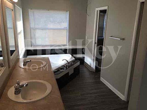 3rd image of 1521 Dess Dr