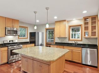 9545 Lakeview Ln, Chaska, MN 55318