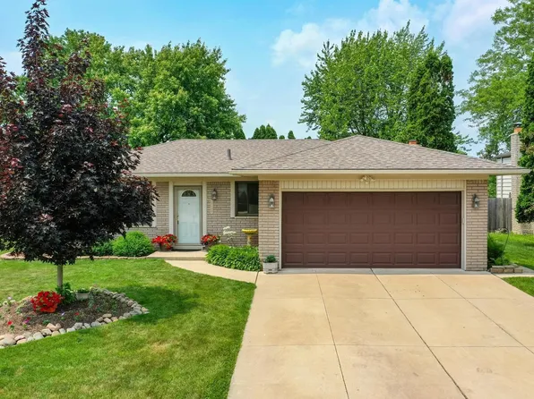 39911 Schroeder Dr, Clinton Township, MI 48038