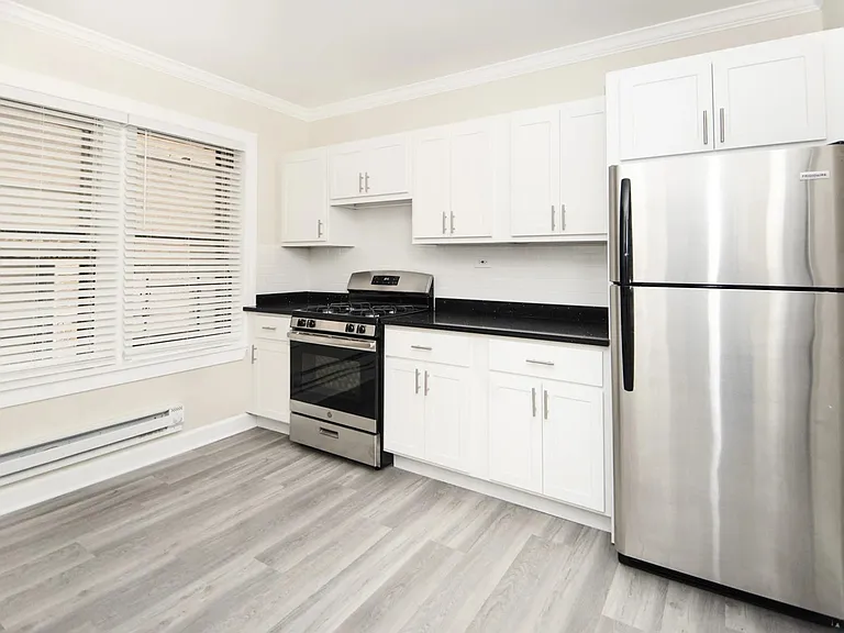 835 W Cornelia Ave — Photo 2