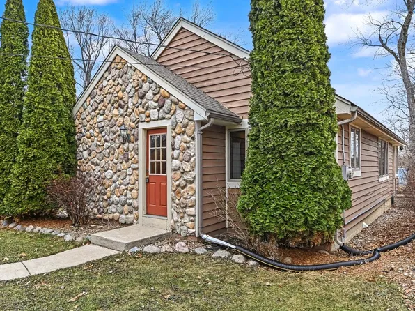7307 West View DRIVE, Wind Lake, WI 53185
