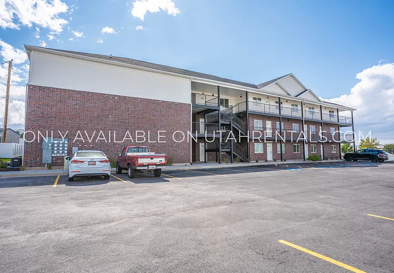 450 W Main St — Photo 1