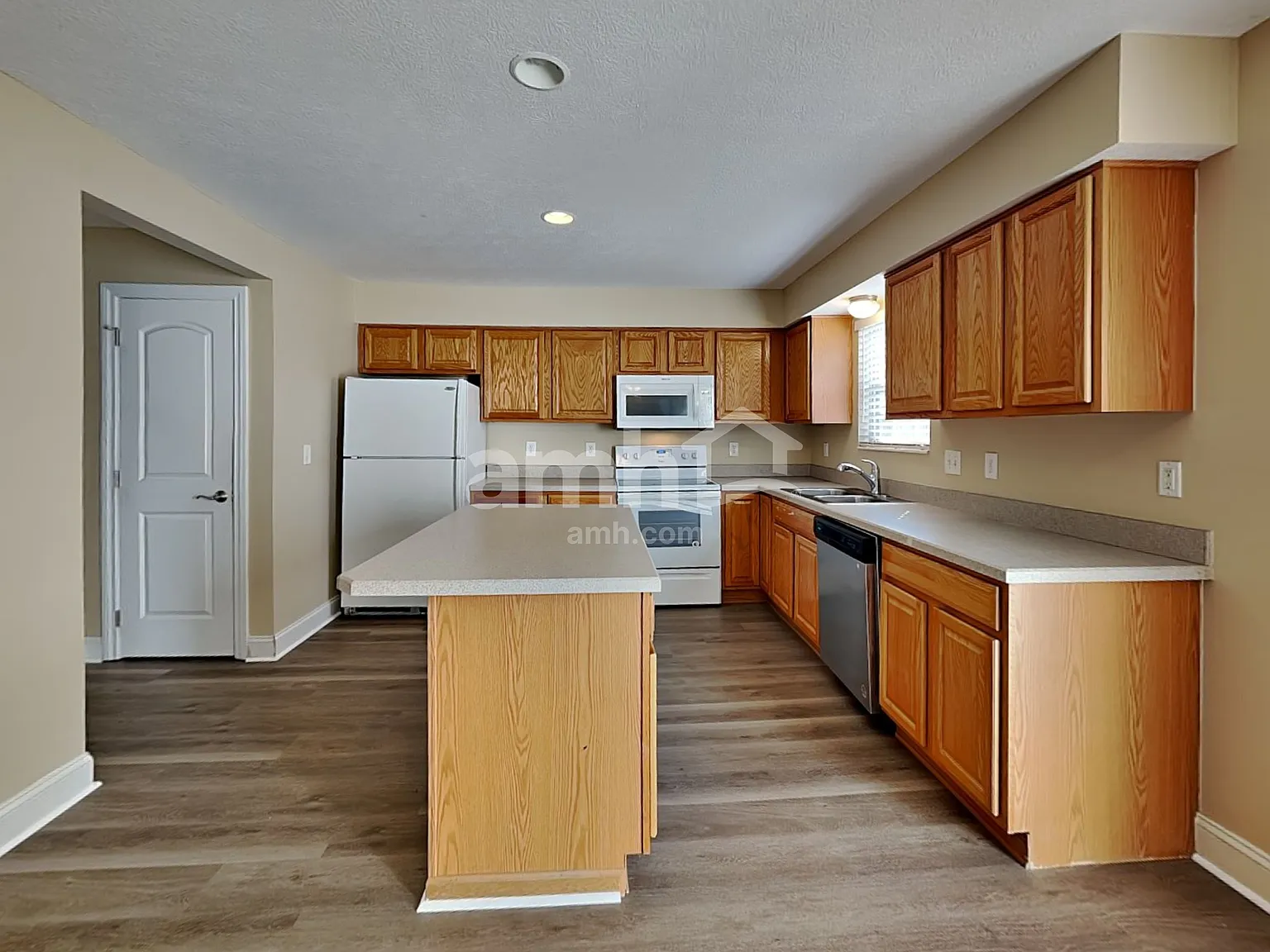 4 bed, 2.5 bath, 2195 sqft, $2,700 — Photo 3