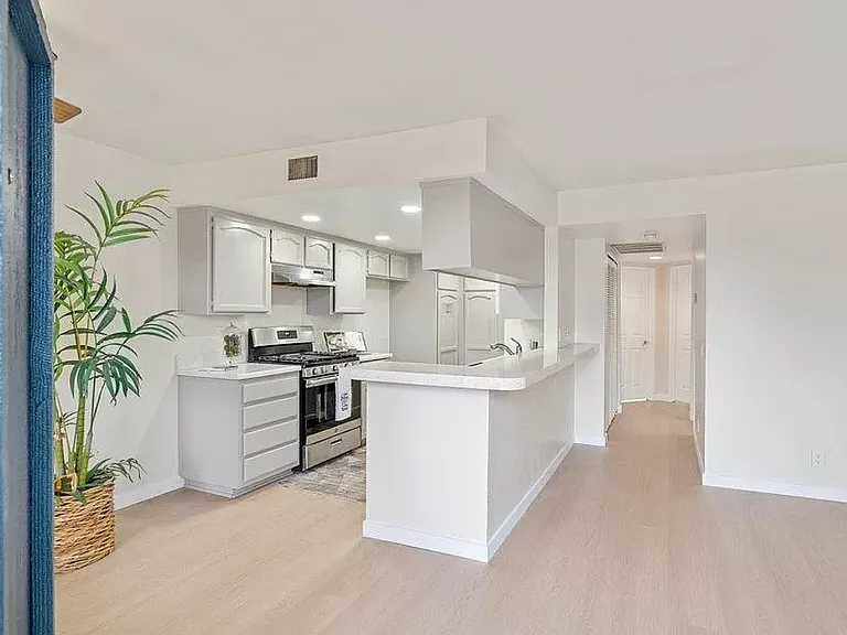 6055 Estelle St #7 — Photo 1