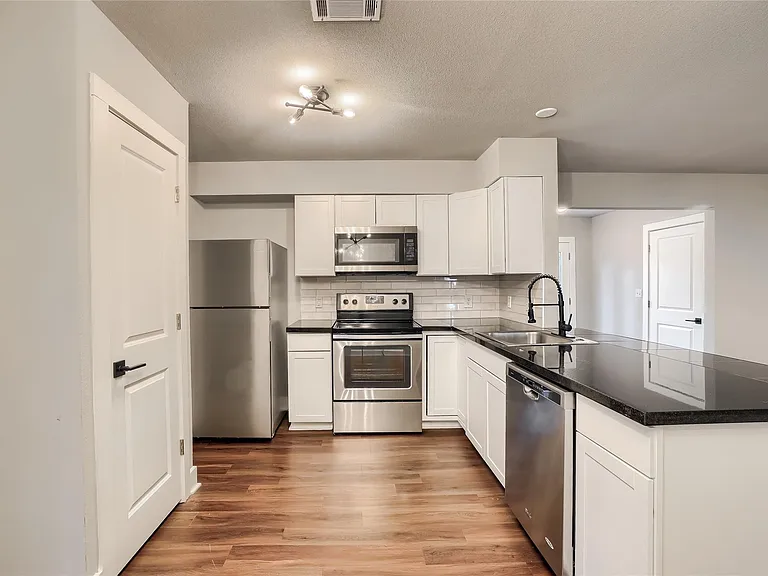 5909 Lago Vista Way #D — Photo 6