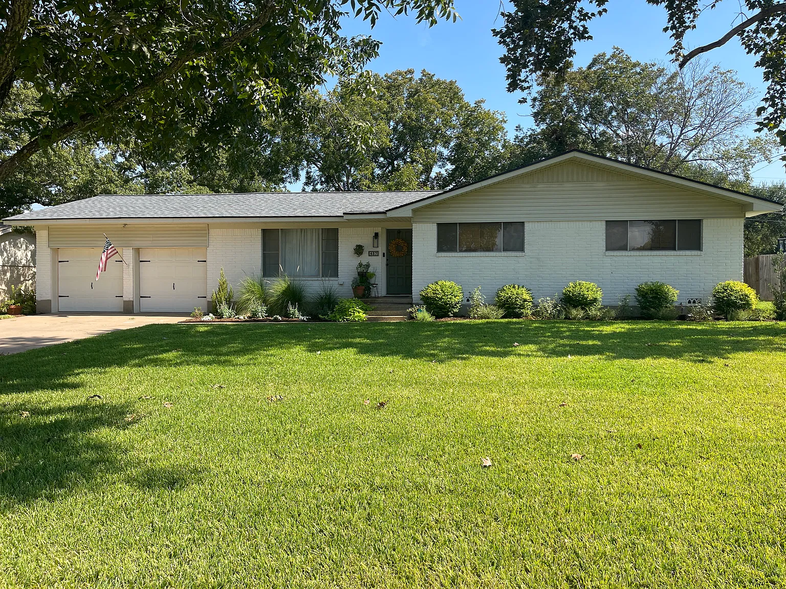 3 bed, 1.5 bath, 1484 sqft, $2,250 — Photo 2