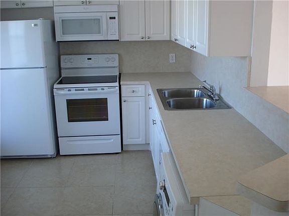 5th image of 18900 NE 14th Ave APT 301