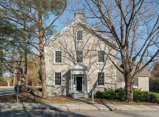71 Thomas St, Ottawa, ON K1M 1M7