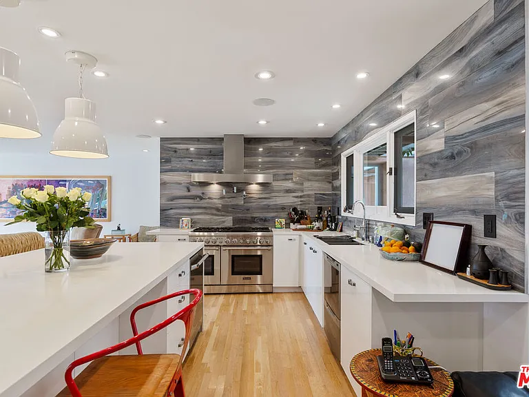 7122 Dume Dr — Photo 10