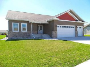 225 Blue Bell Cir, Brookings, SD 57006