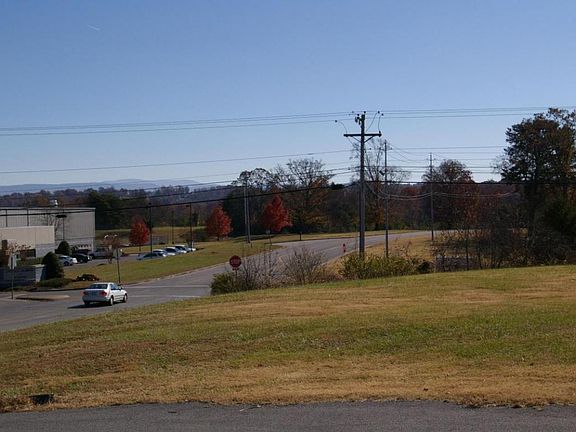5th image of 820 Ross Dr