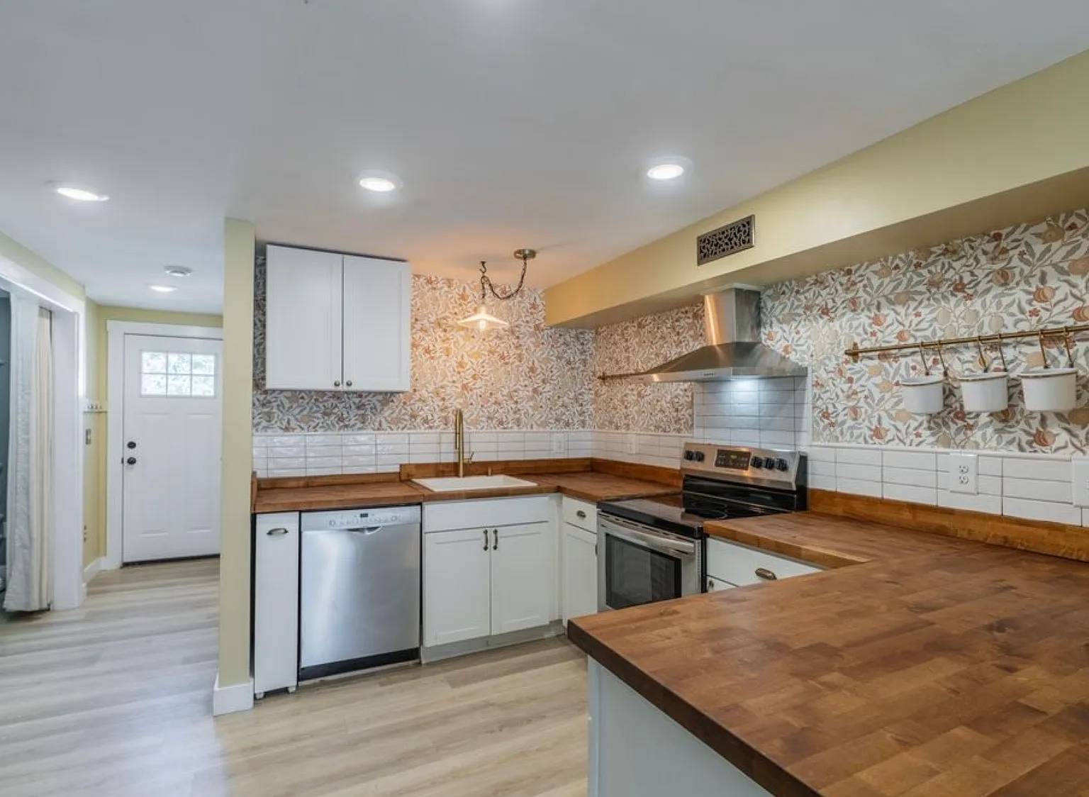 2 bed, 1.5 bath, 1350 sqft, $2,300 — Photo 3