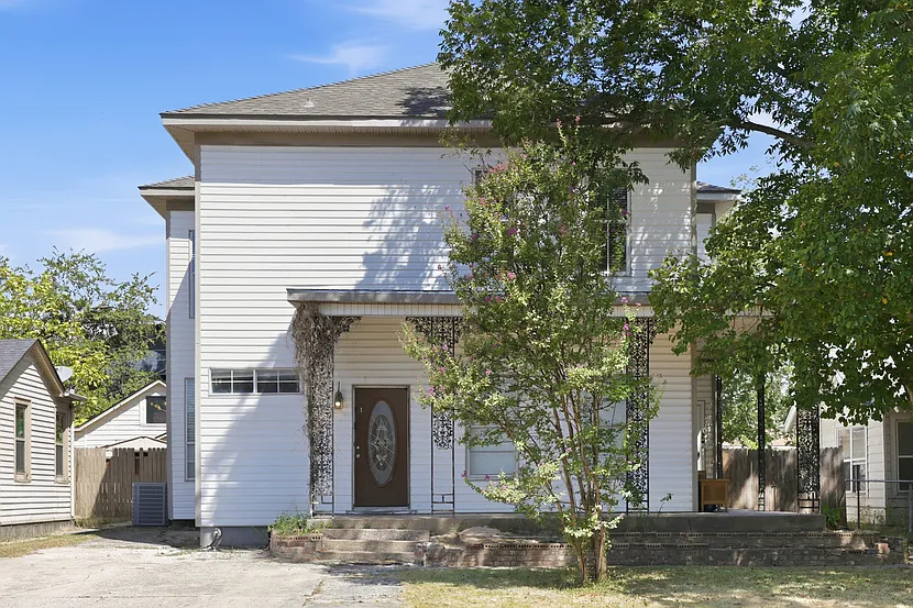 3 bed, 800 sqft, $1,950 — Photo 1