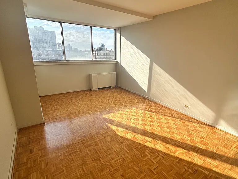 235 Somerset St W — Photo 8
