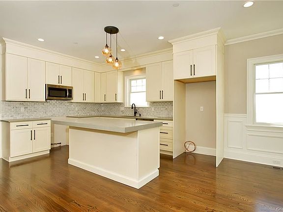 5th image of 149 Lincoln Ave E