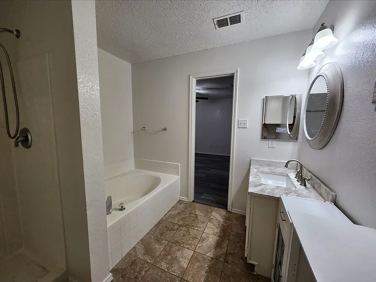 1557 Crown View Dr — Photo 8