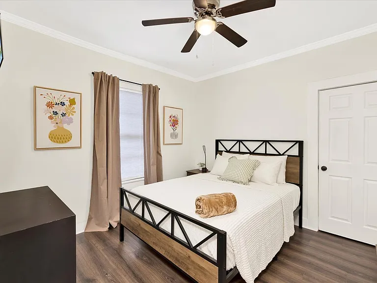 +3rd Bedroom
+Queen bed
+32" TV