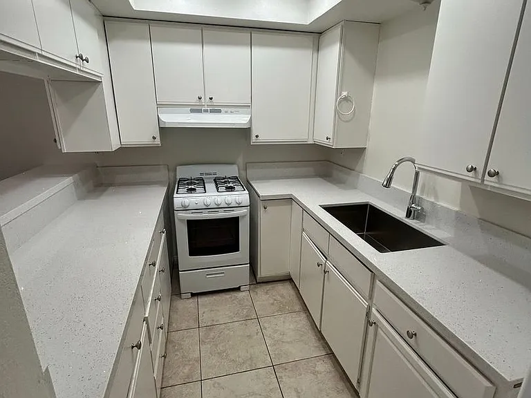 504 Clay Apartments — Photo 1
