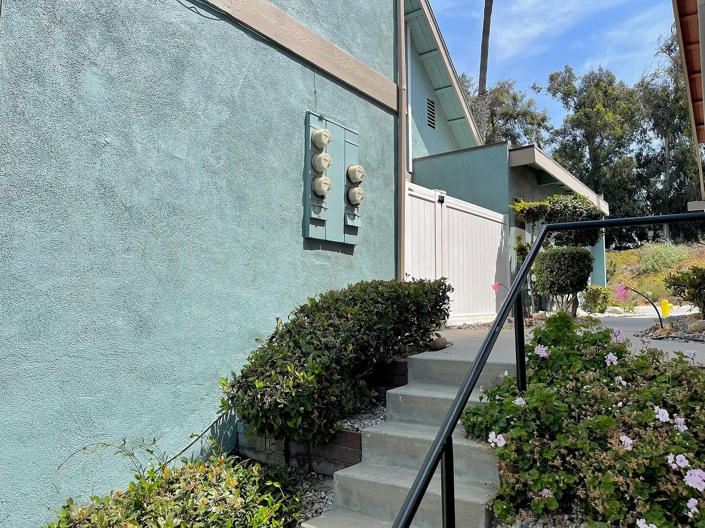 2 Bedroom + 1.5 Bathroom Condo | Pierpont Beach | Ventura | Unfurnished — Photo 3