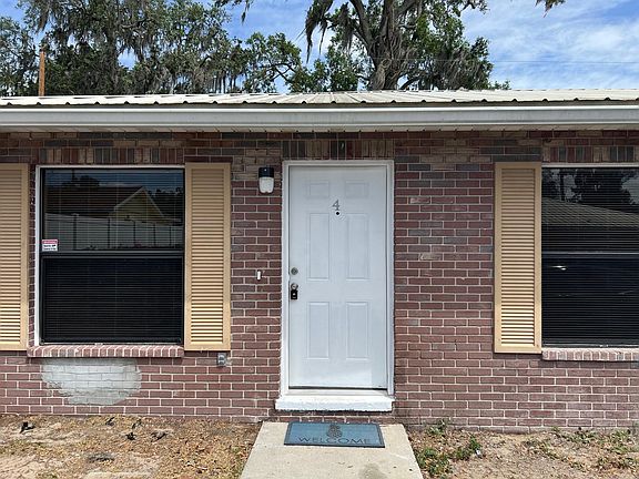 4th image of 702 E Garden St #4