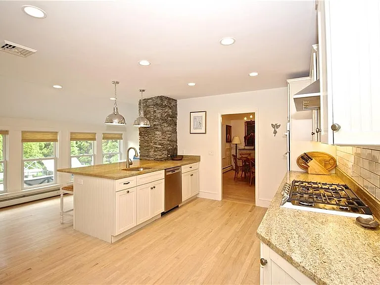 215 Coggeshall Ave — Photo 15