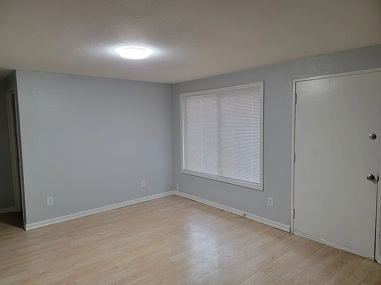 350 SE Lilly Ave — Photo 2