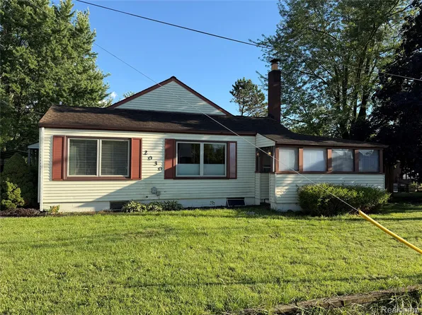 2030 Orpington Dr, Troy, MI 48083