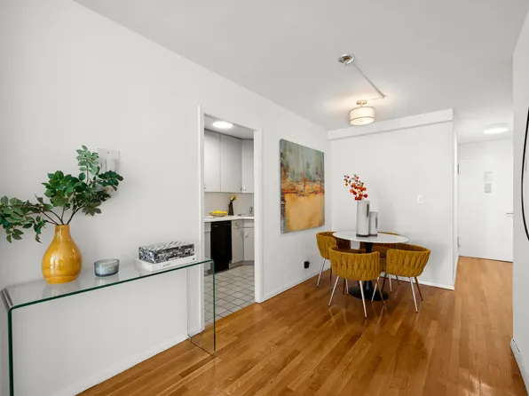 130 East 18th Street image 3 of 10