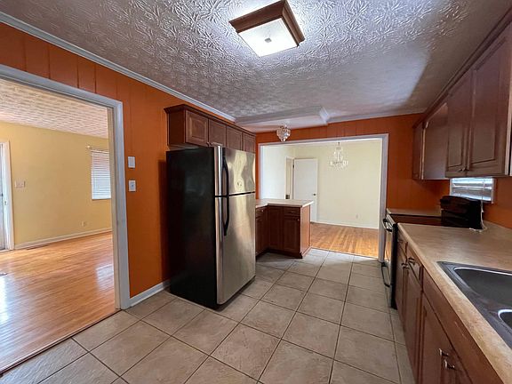 3rd image of 505 Cedar Ln