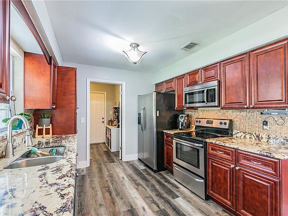 2nd image of 306 Laurel Ct