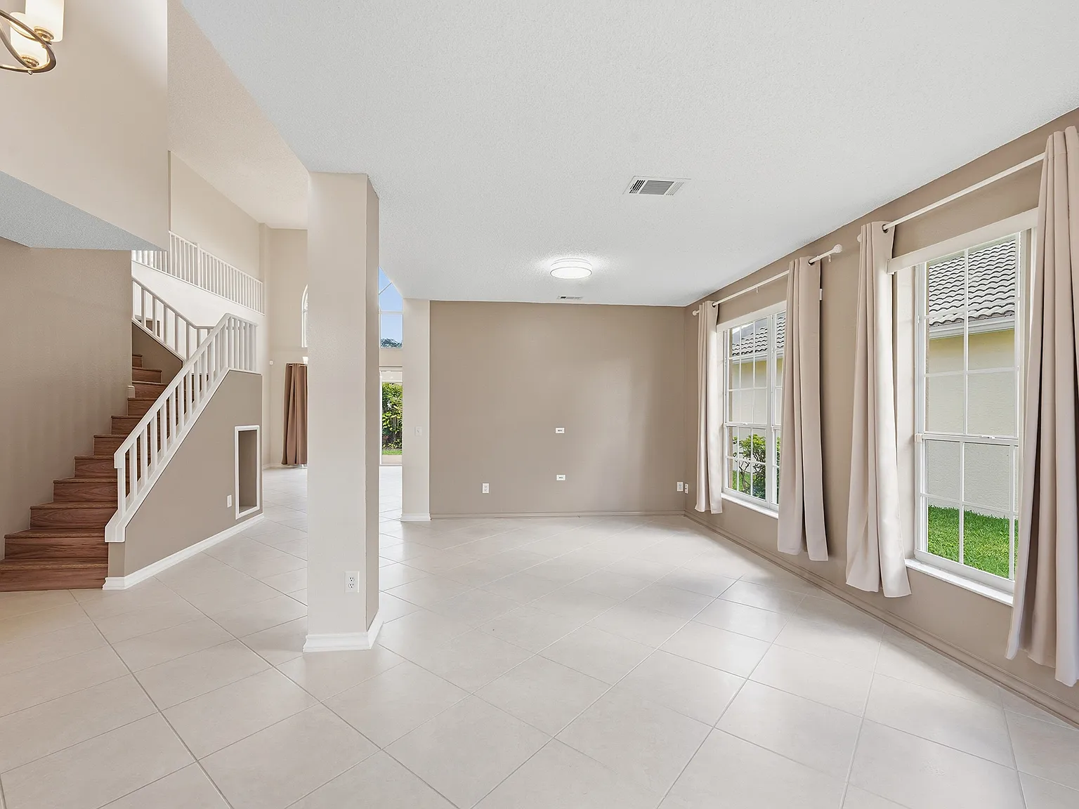 4 bed, 2.5 bath, 2330 sqft, $4,600 — Photo 4