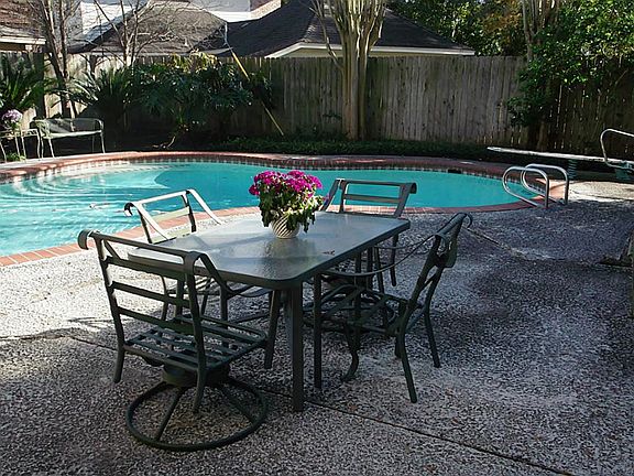 5th image of 14927 Carolcrest Dr