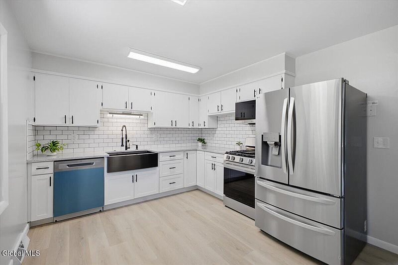 5th image of 415 Bay Road