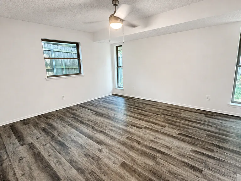 5309 Holly Trl — Photo 13