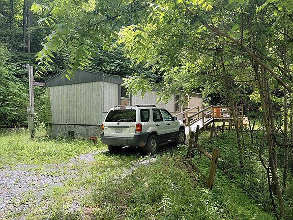 4th image of 220 Mountain Spring Rd