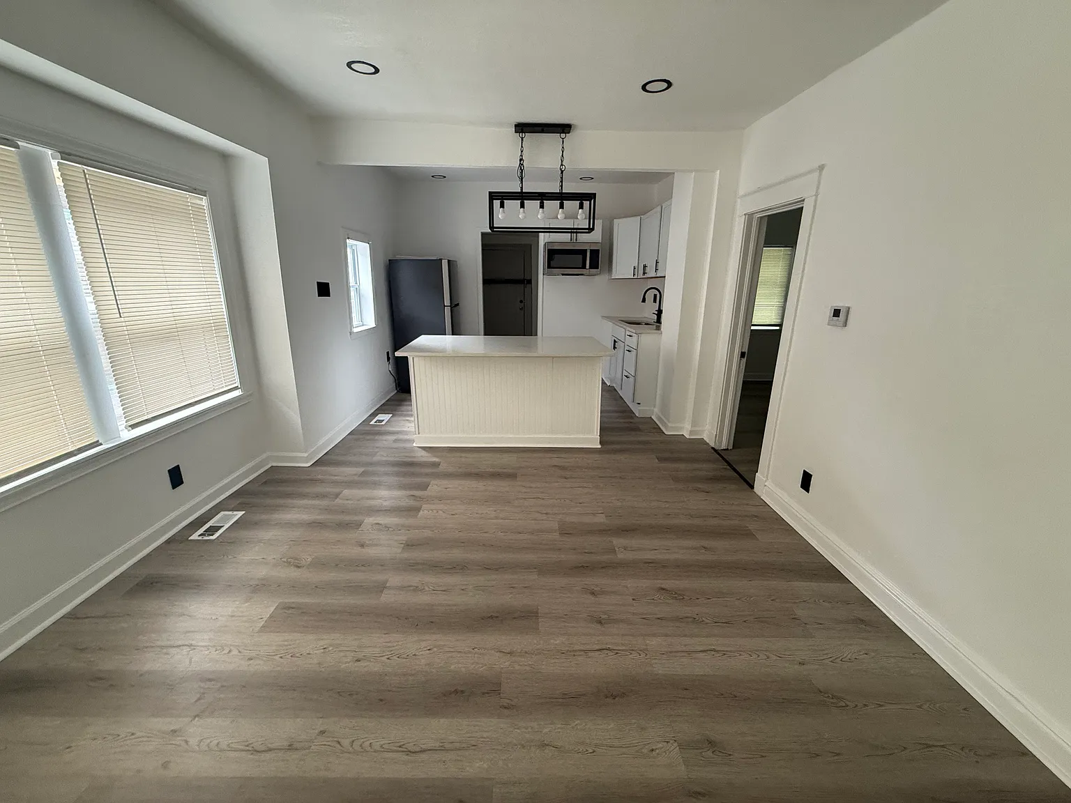 2 bed, 748 sqft, $1,300 — Photo 4