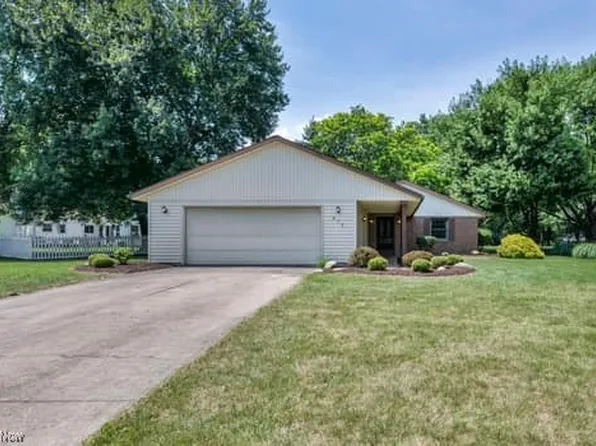975 Meadowlark Ln, Medina, OH 44256