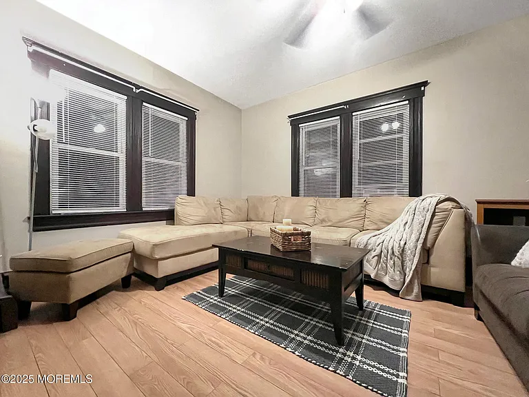 208 14th Ave #W — Photo 4