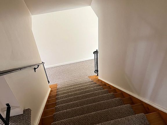 3rd image of 1-11 Robin Dr #9