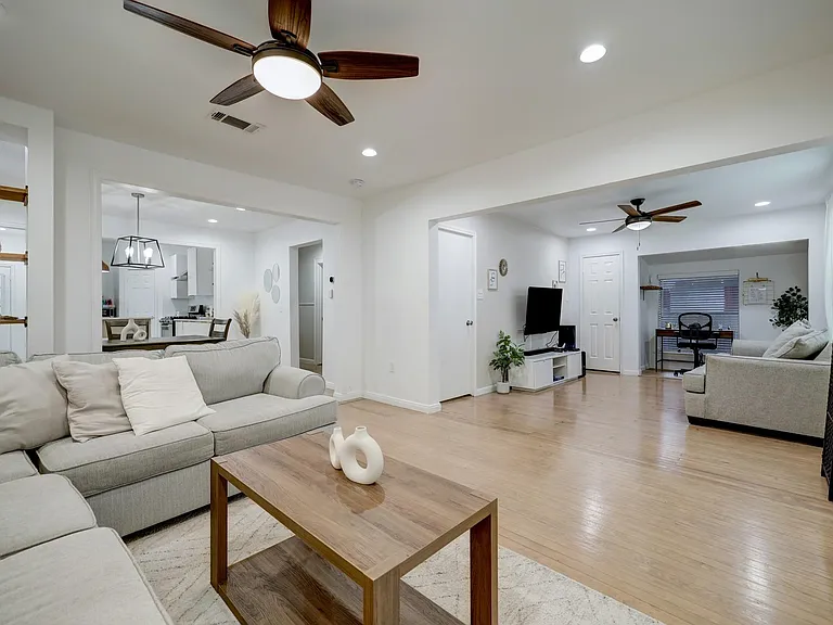 4801 Avenue H — Photo 6