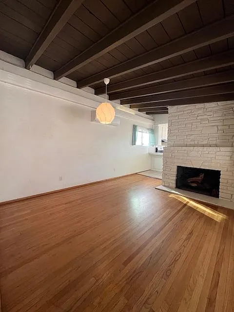 3 bed, 1000 sqft, $3,200 — Photo 2