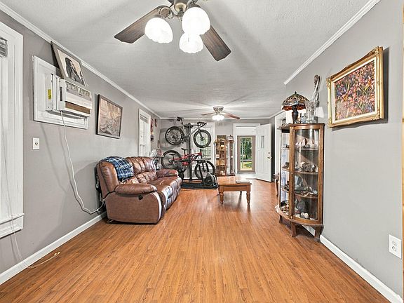 5th image of 910 S Chattanooga St