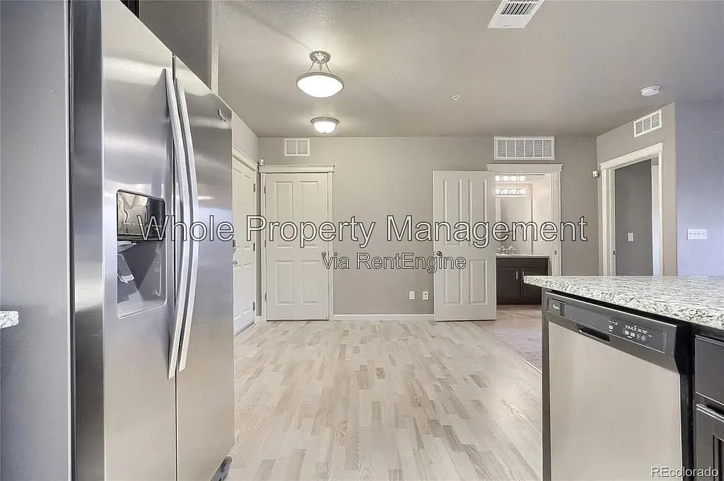 2 bed, 2.0 bath, 1001 sqft, $1,800 — Photo 4