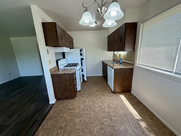 1025 Shackelford Rd — Photo 3