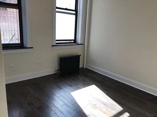 Rented by Zikos Realty Services | media 3