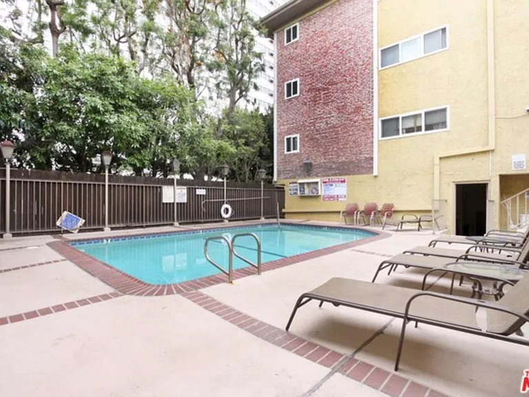 1262 S Barrington Ave #203 — Photo 24