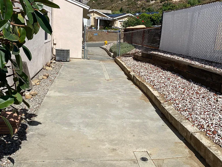 open side yard w/ access to front