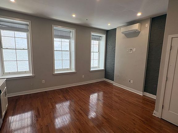 5th image of 21 S Calvert St APT 4