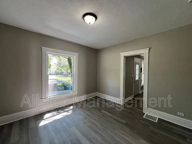 915 East Ave — Photo 6