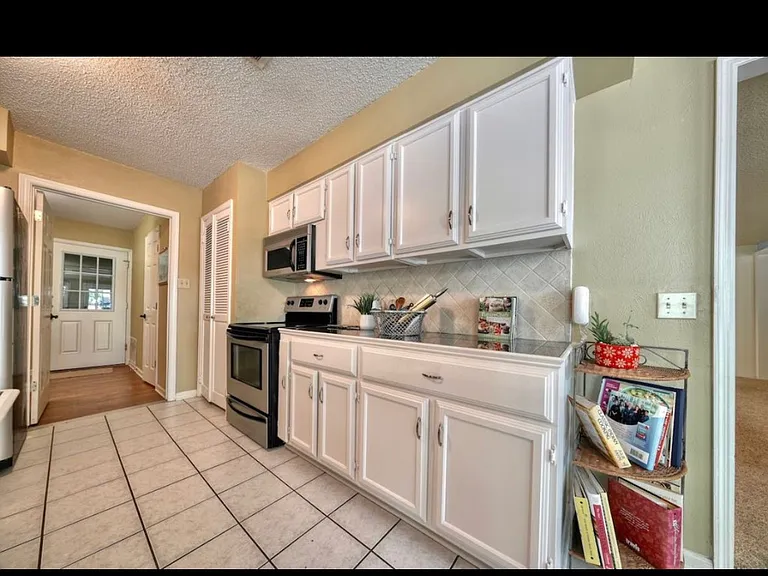 1379 Bridle Path Ln — Photo 8